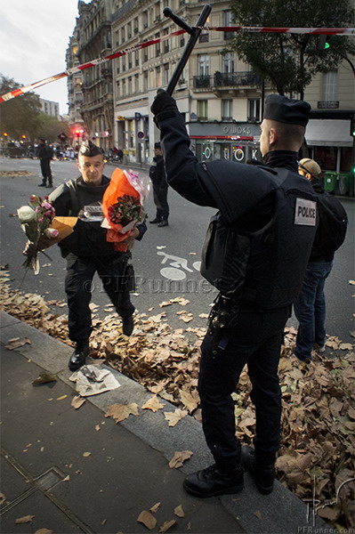 (c) PFRunner … Policier Fleurs Bataclan __DSC00579